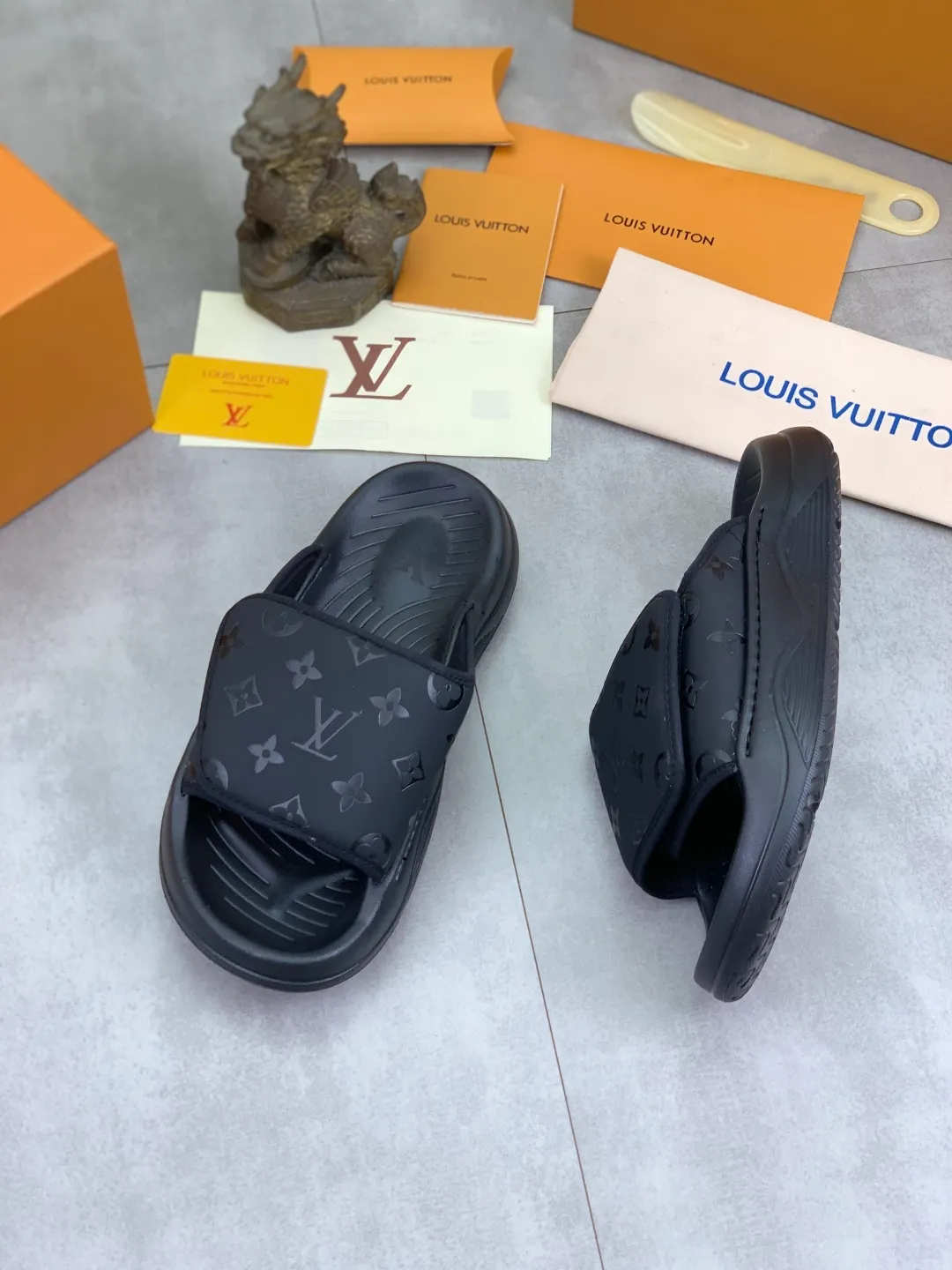 Men's shoes 💰P320💰【New style】🆘 Original quality 【LOUIS VUITTON】The popular Louis Vuitton LV men's slippers on the official website are on sale simultaneously! Original fabric imported from Italy. Original bottom provided by the original factory. Number of yards: 38-44 (customized to 45). Multiple colors to choose from. Fully packaged drawer box.